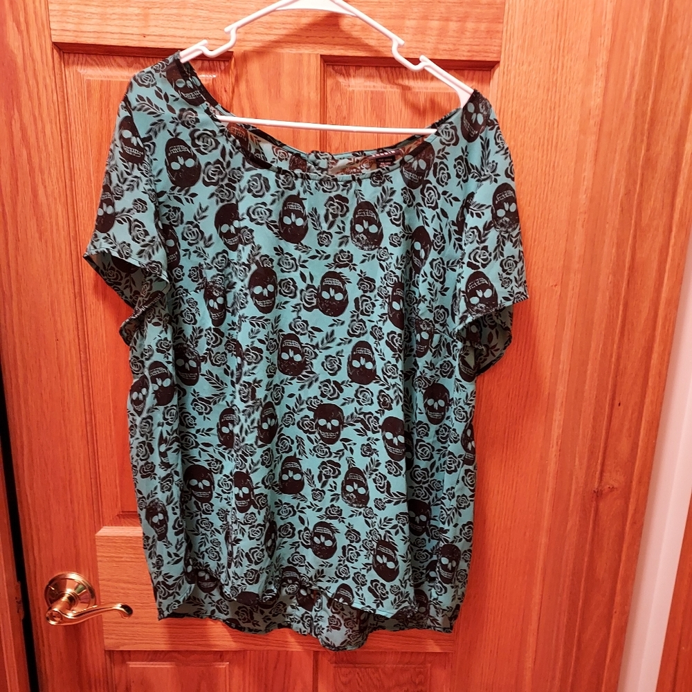 Torrid Size 1 (XL) Skull and Flower Rose teal top with black details